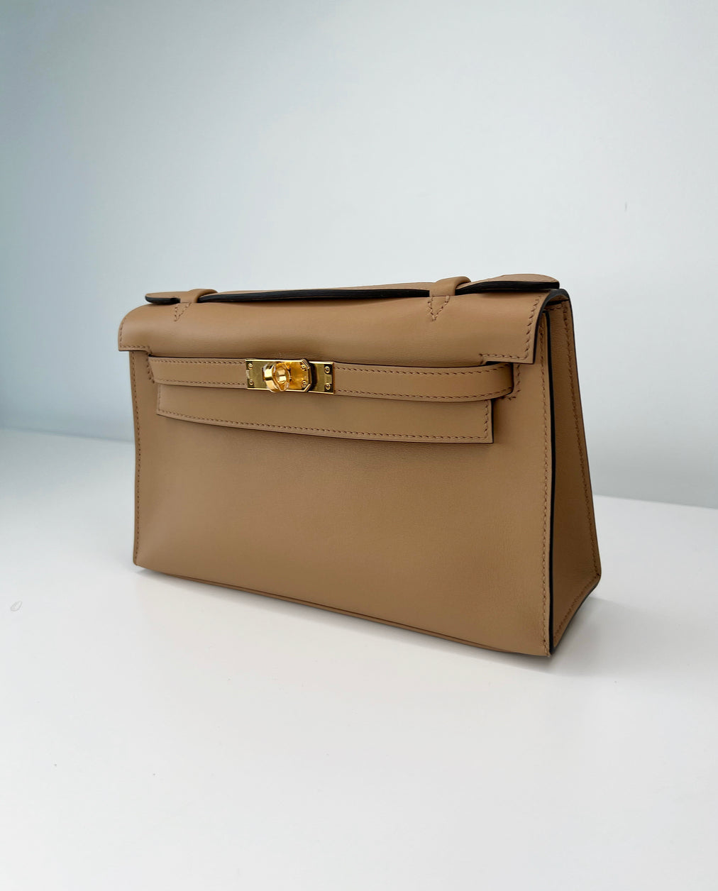 Hermès Kelly Pochette Chai Gold Hardware – Tailored Styling